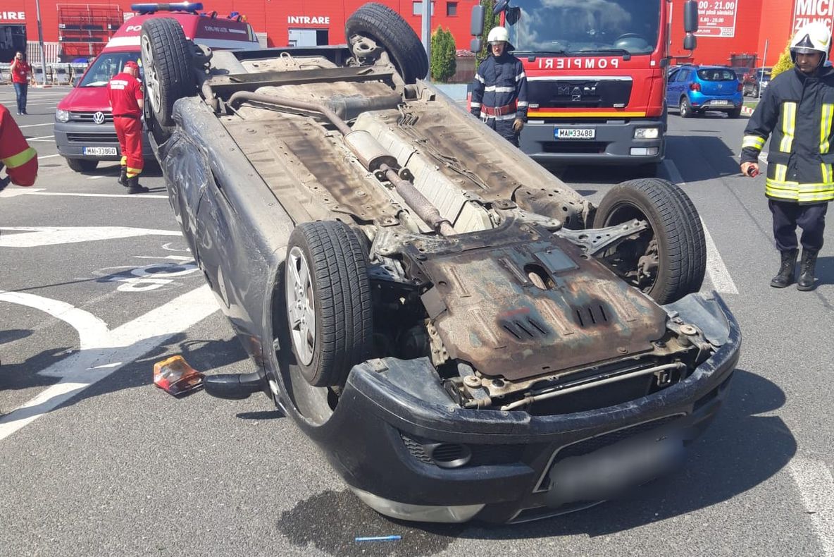 Mașină răsturnată într-o parcare a unui hypermarket din Argeș