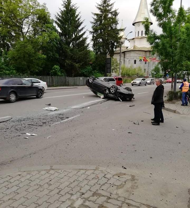 Mașină răsturnată la Spitalul Militar din Pitești! Şoferul rănit!
