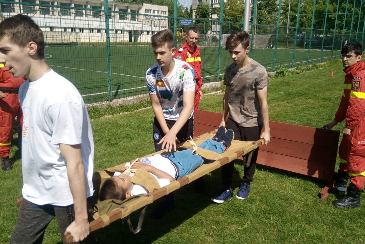 „Cu viața mea apăr viața”! Întreceri între micii „pompieri”