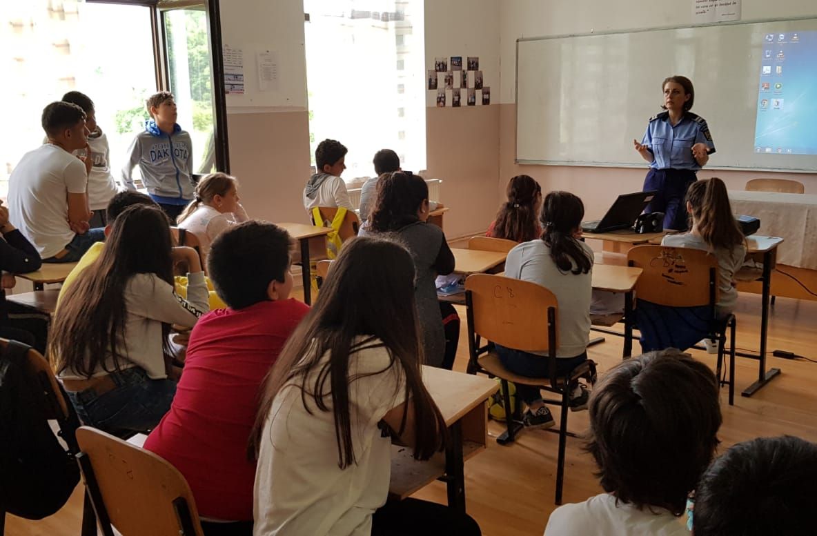 Continuă acțiunile preventive ale polițiștilor în școlile din Argeș