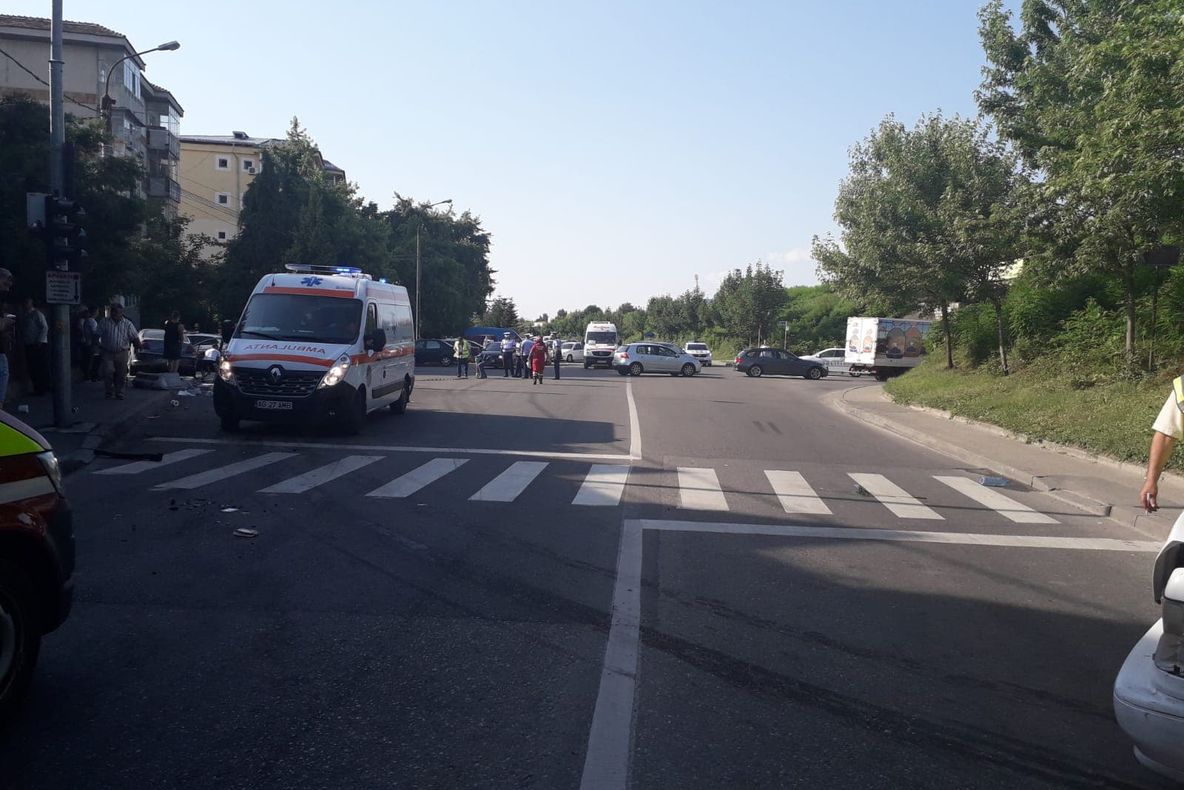 Accident cu un mort şi  cinci răniţi pe o stradă din Piteşti