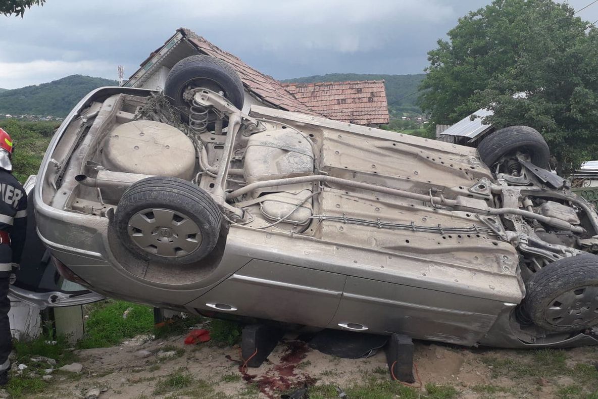 Accident mortal la Dârmăneşti! Şoferul s-a răsturnat cu maşina