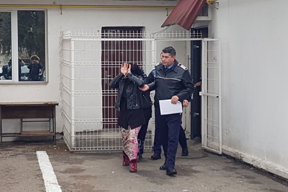 Tânăra a spart o maşină la mall, furând o sumă mare de bani