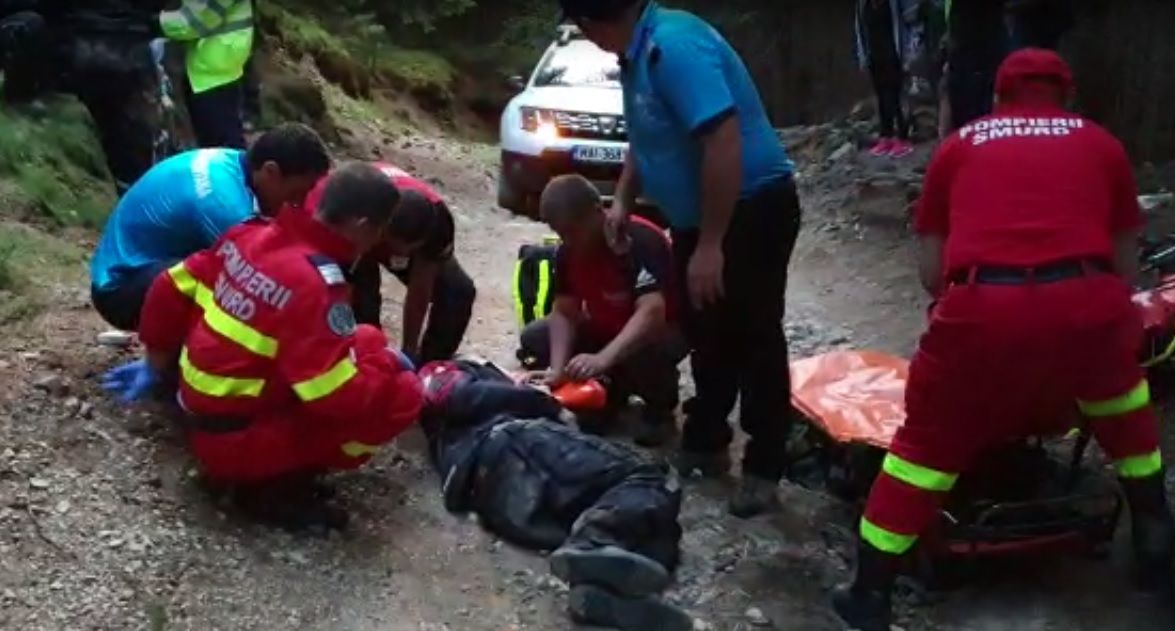 Update! A căzut cu ATV-ul într-o zonă montană! A fost coborât de salvatori, pe targă