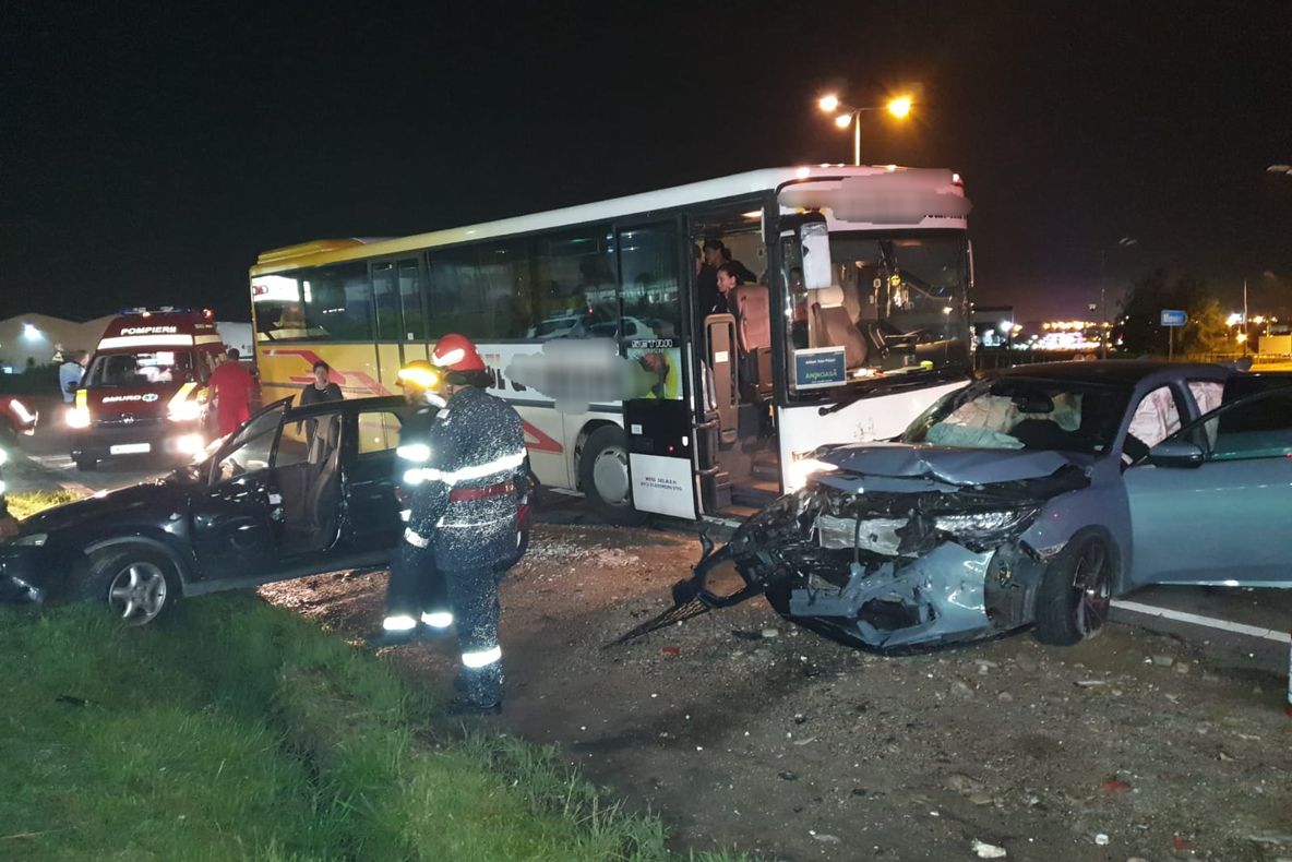Accident între un autobuz cu muncitori și două autoturisme pe DN 73
