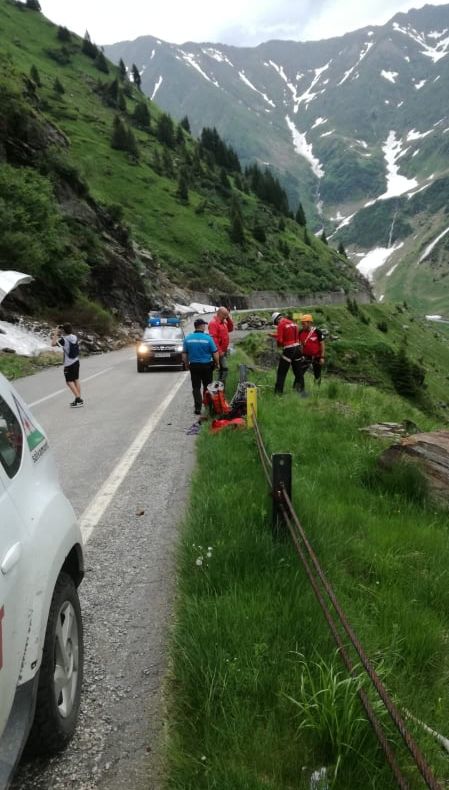 O familie cu doi copii, blocată pe munte din cauza terenului alunecos