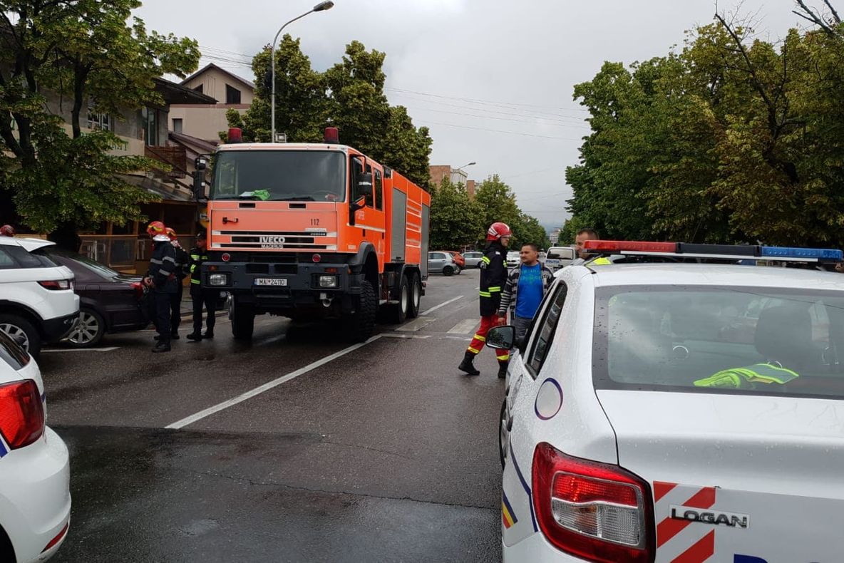 Colet suspect lângă Judecătoria Piteşti. Intervine echipa pirotehnică!