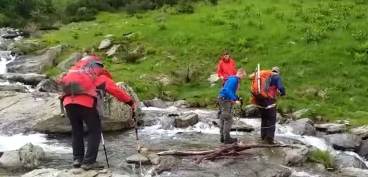 Video! Turist german - atac de panică în Munții Făgăraș. A fost părăsit de prieteni