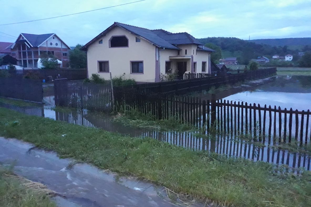 Gospodării și case inundate în Argeș. Pompierii intervin în trei localități