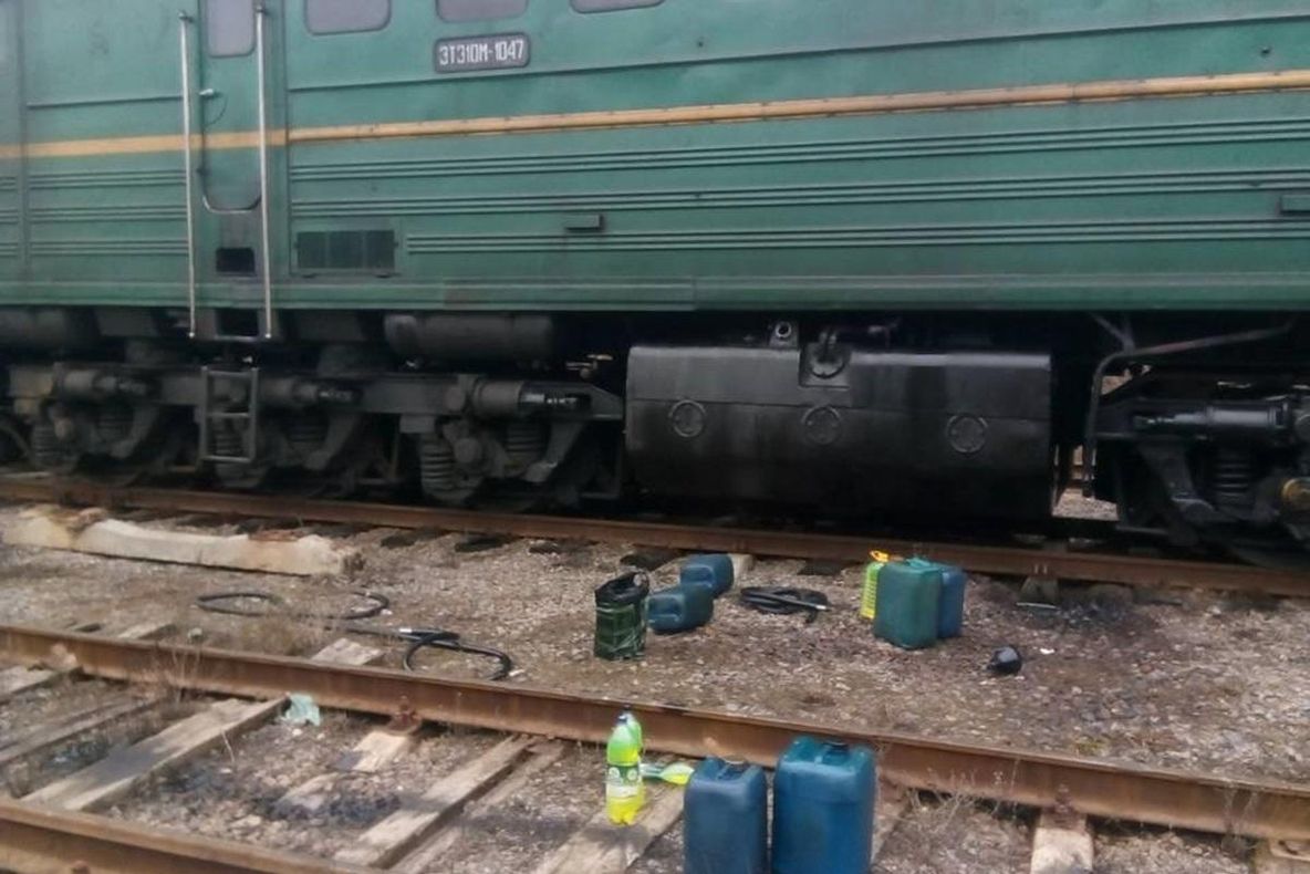 Video-Percheziții la angajați care furau motorină din locomotive