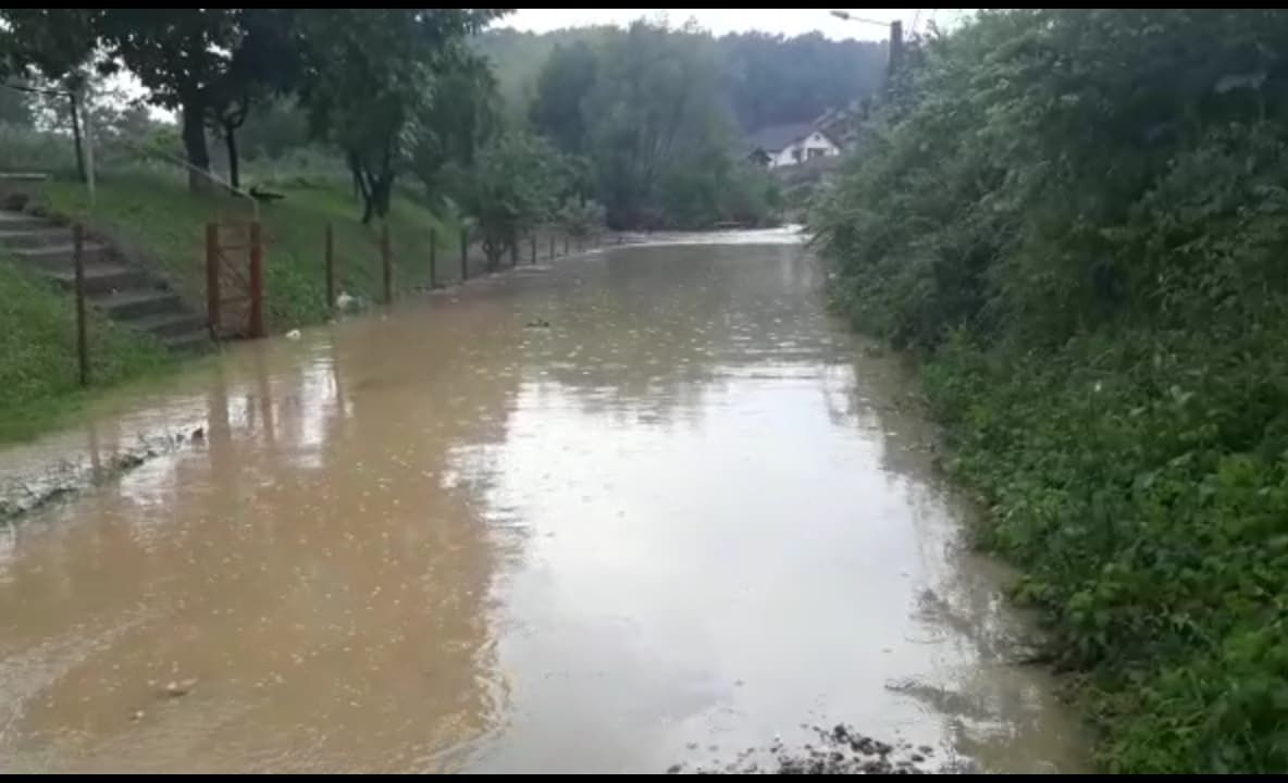 Potop în Argeş!  Inundaţii în mai multe localităţi din judeţ!