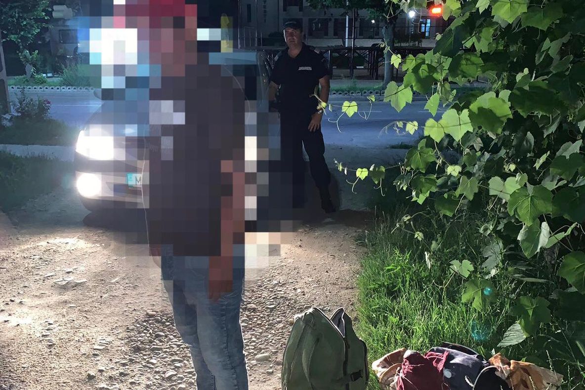 A ascuns telefonul furat în șosetă! S-a ales cu dosar penal