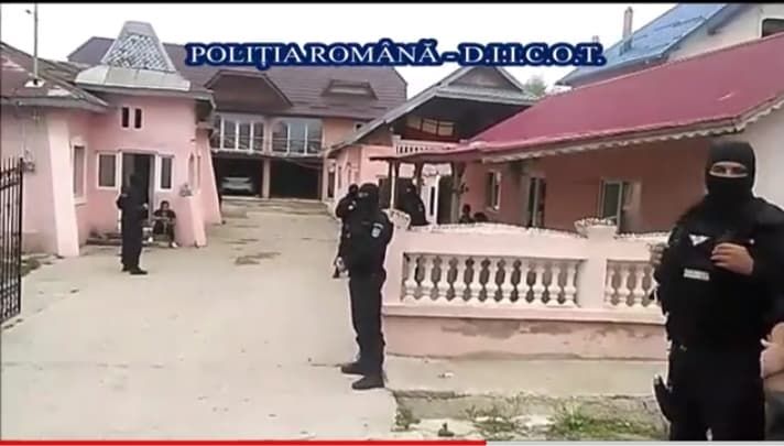 Trei femei și un bărbat reținuți în dosarul de pornografie infantilă