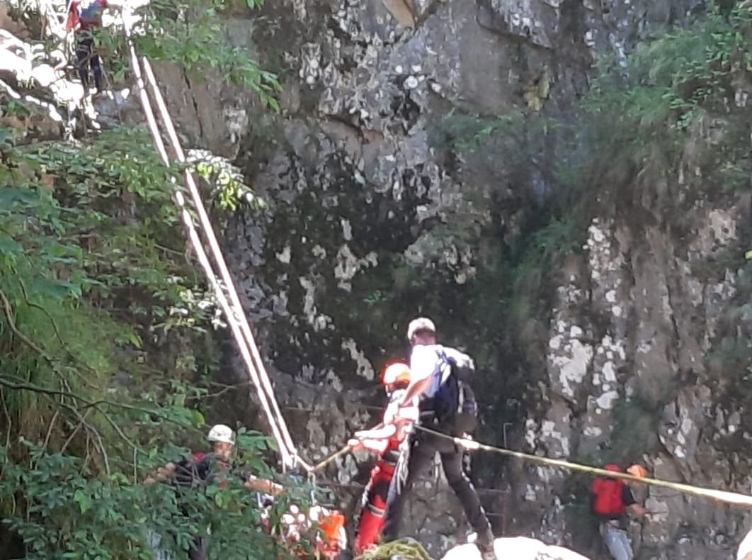 Video-Turistă salvată din canionul Valea lui Stan după ce a fost grav rănită