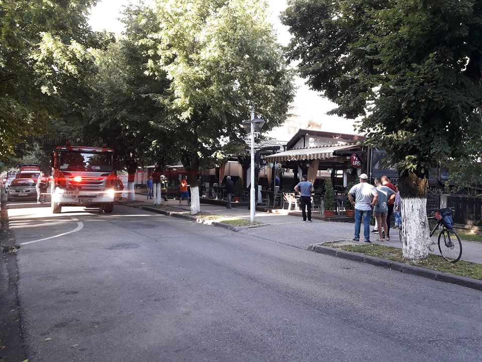 Update-Arde un restaurant din Curtea de Argeş! Doi angajaţi intoxicaţi cu fum