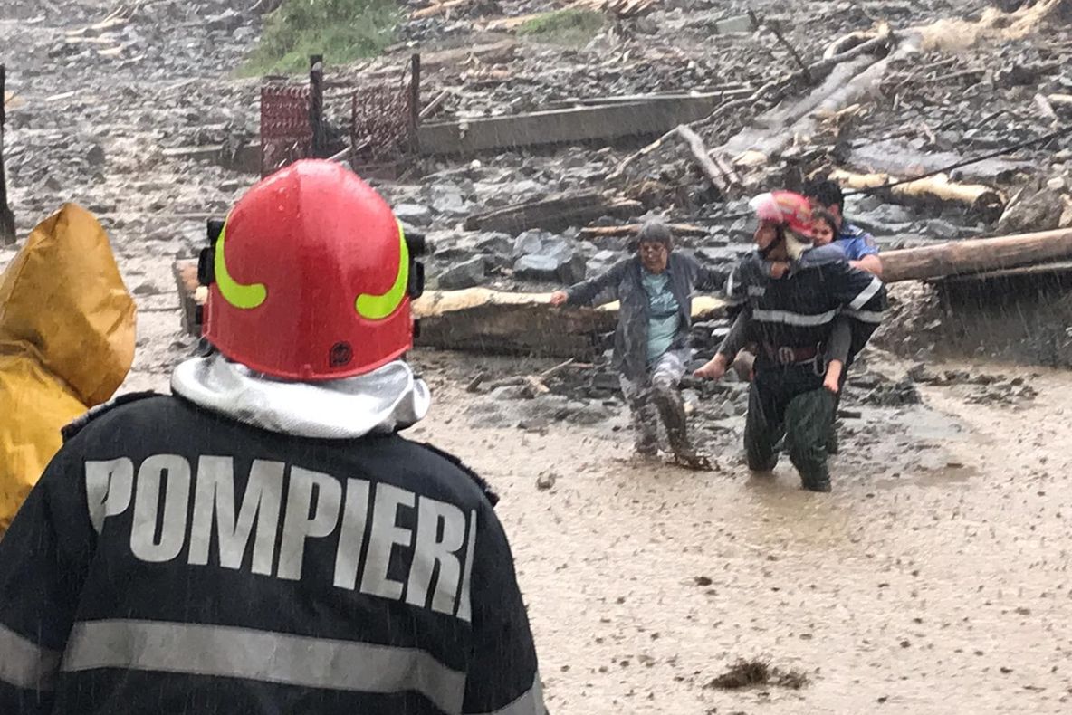 Viitură puternică în Argeş! DN 73 blocat de buşteni