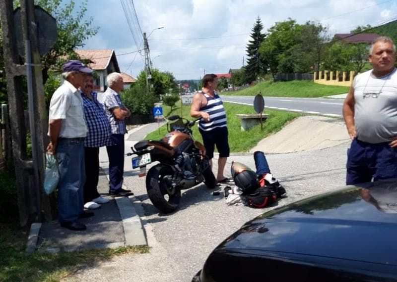 Motociclist rănit la Valea Ursului! Şoferiţa nu şi-a dat seama că l-a lovit