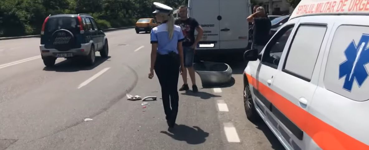 Trei mașini, dintre care o ambulanță, implicate într-un accident în Pitești