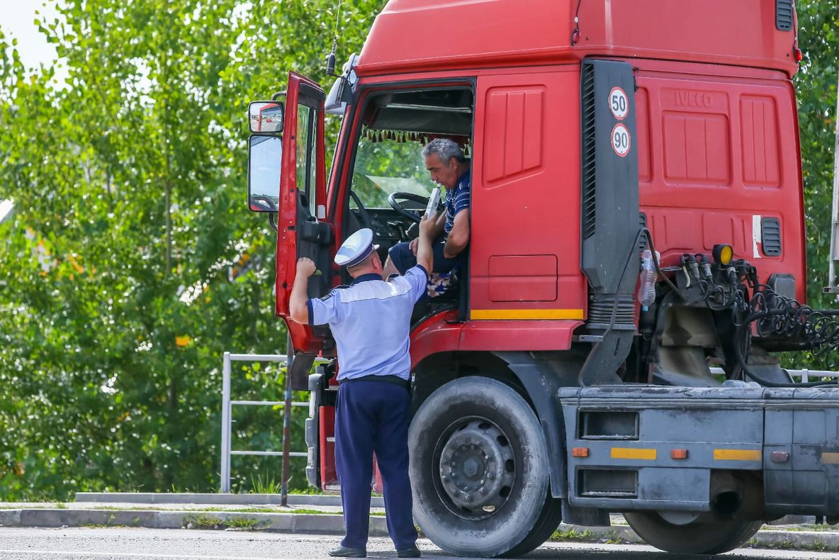 Mașinile de transport persoane și marfă, verificate în trafic de poliție în această săptămână