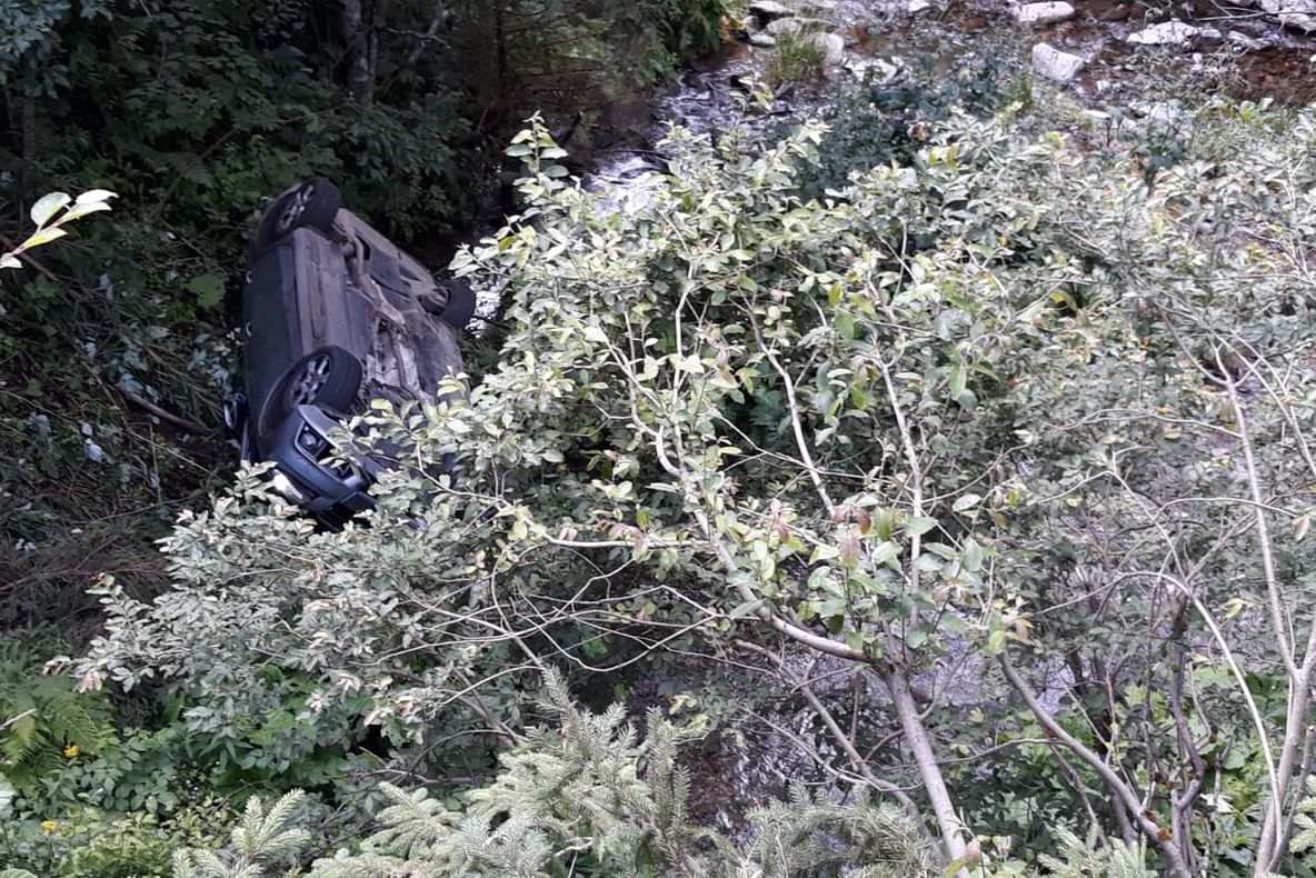 Video - Autoturism căzut în râpă, pe Transfăgărășan. Trei persoane rănite