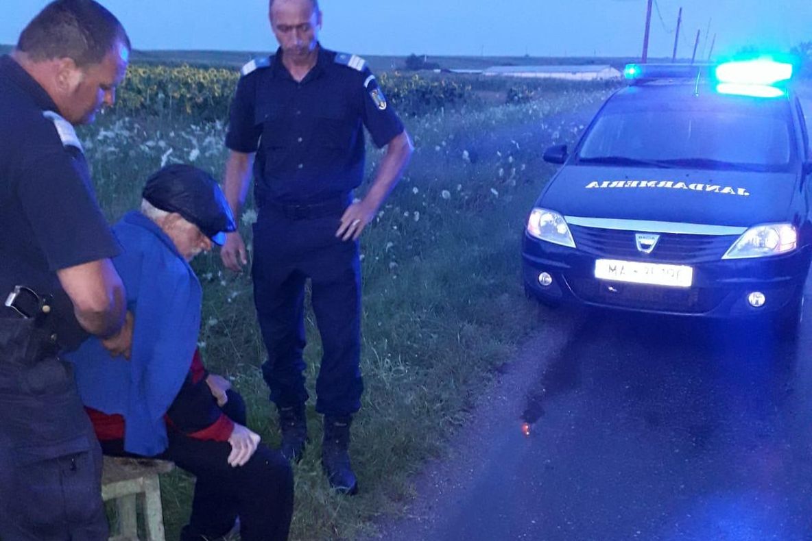 Video! Bătrân căzut în șanț, salvat de jandarmi. Se afla în stare de hipotermie