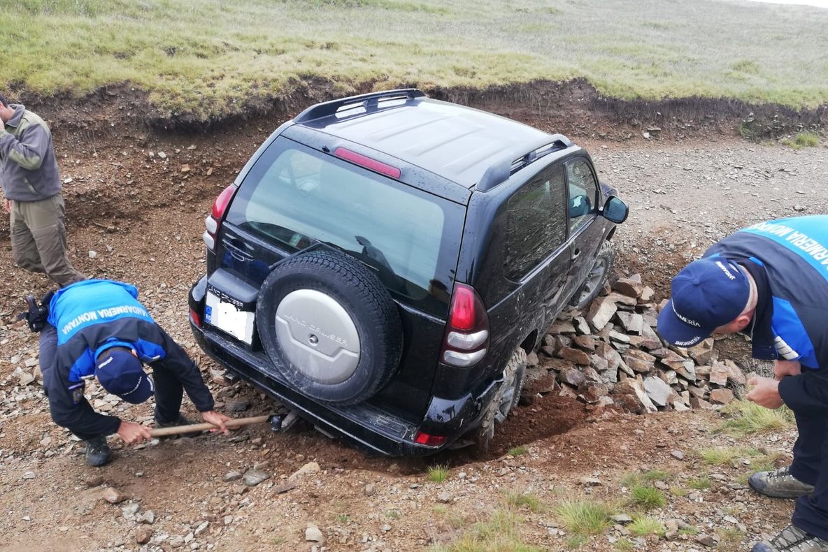 Jandarmii în acțiune! Turiști blocați cu mașina în masivul Iezer