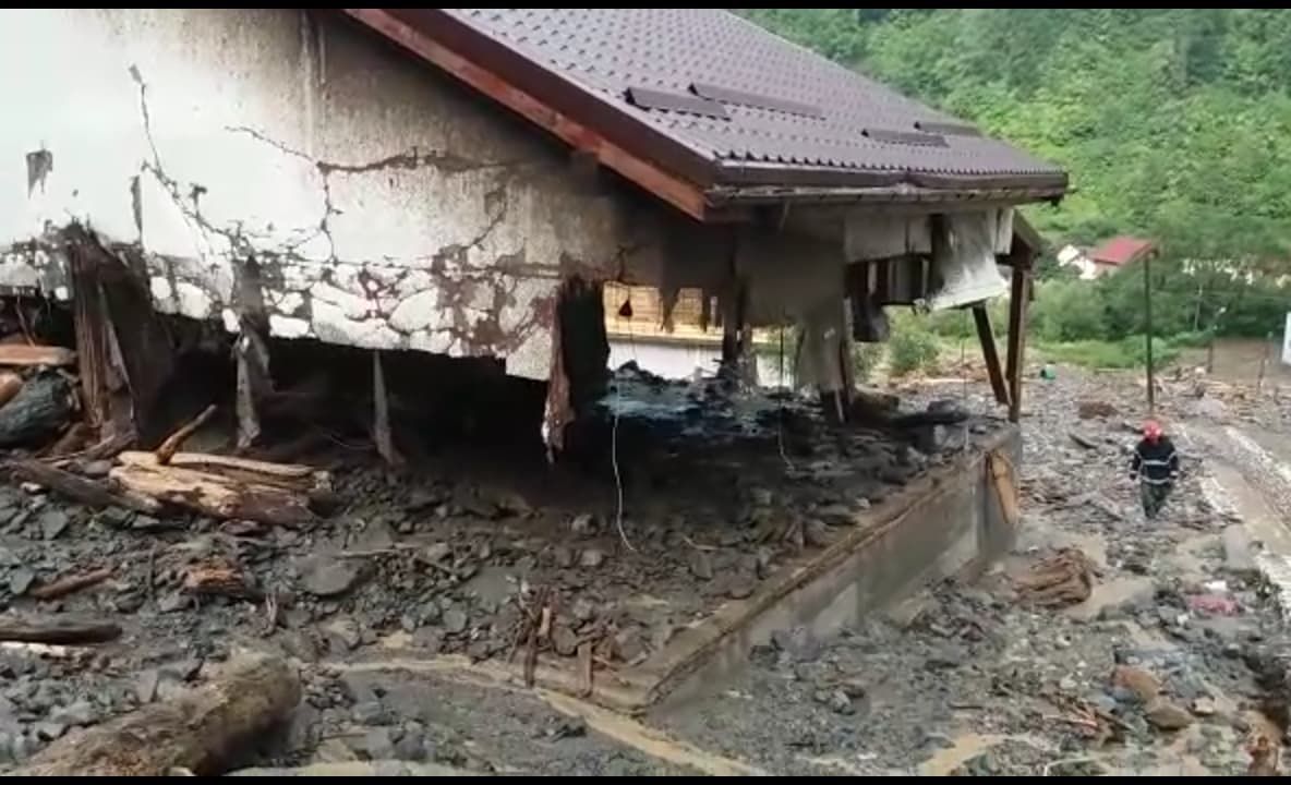 Video-Femeie luată din casă de viitură ! Vile distruse de aluviuni