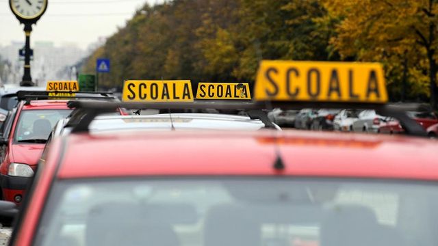 Instructorii auto, amendați! Au intrat cu mașina pe trasee restricționate