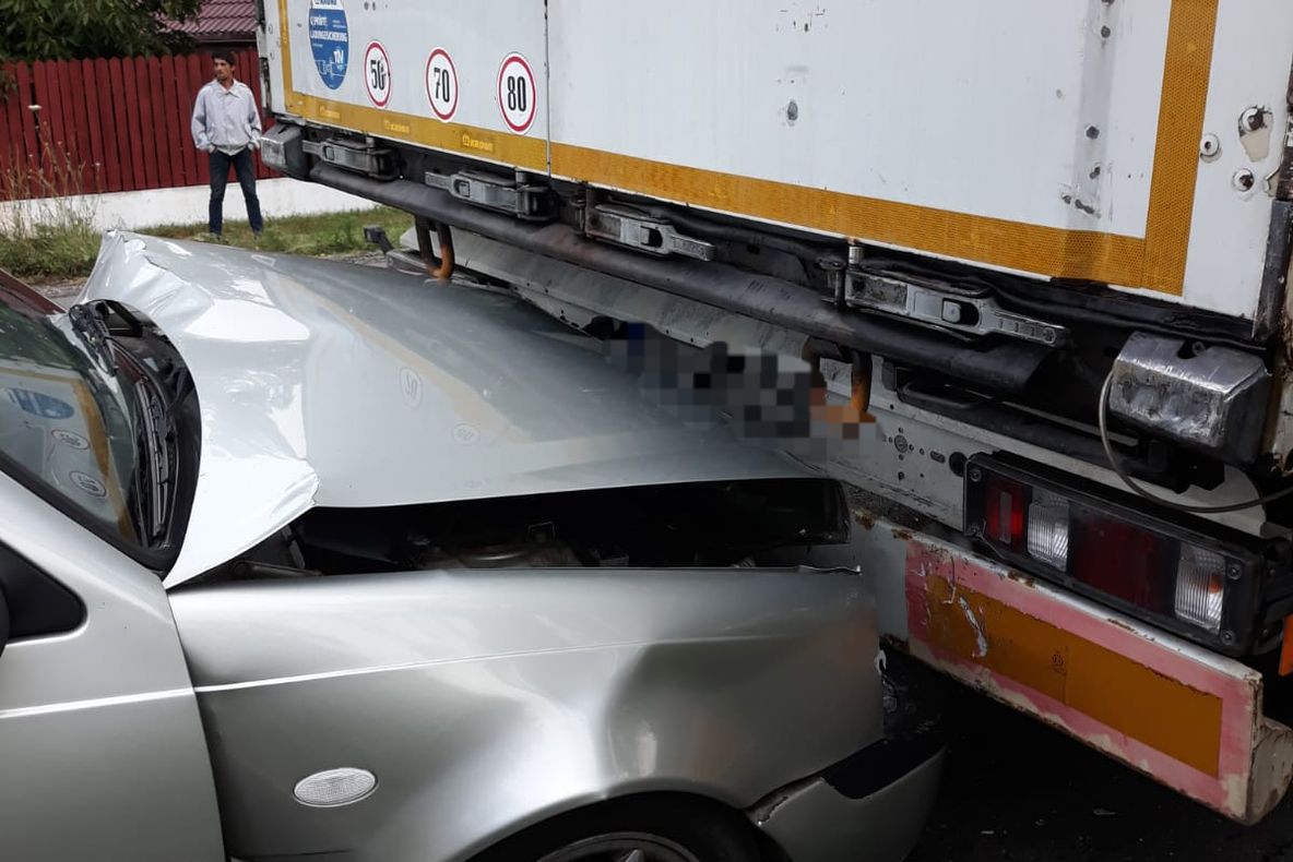 Maşină intrată sub TIR, la Lunca Corbului! Trei persoane rănite