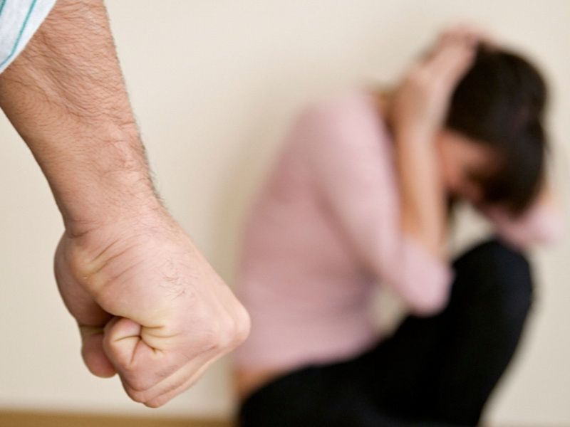 Bărbat reținut! Și-a bătut concubina până i-a scos dinții