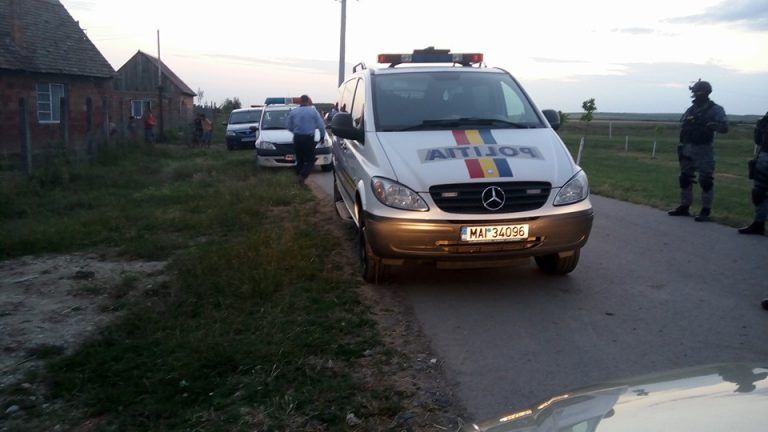 Încăierare cu 8 răniţi, la Stoeneşti! Mascaţii păzesc zona!