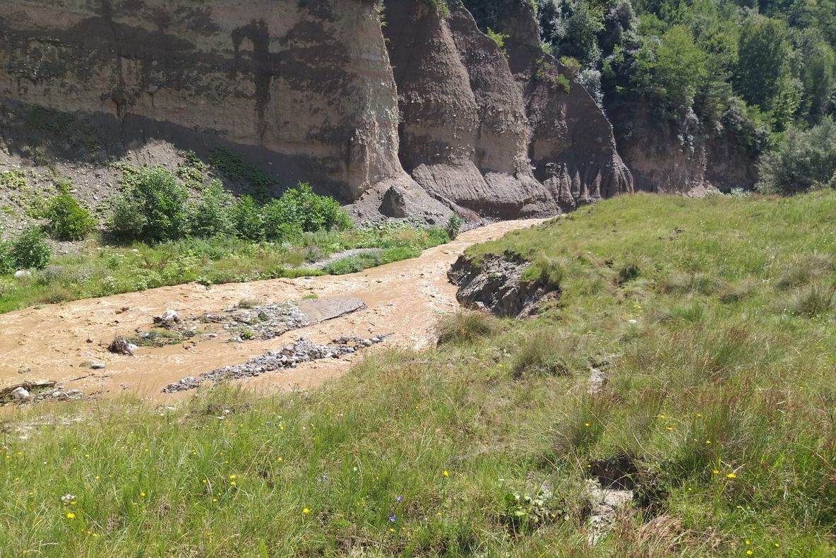 Update! A încercat să traverseze râul Bughea și a fost luat de ape