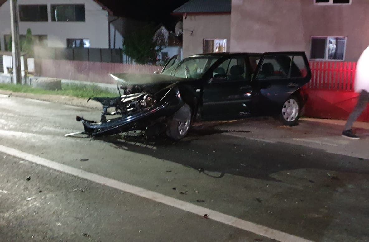 O mașină s-a răsturnat la intrarea în peco! Trei victime!