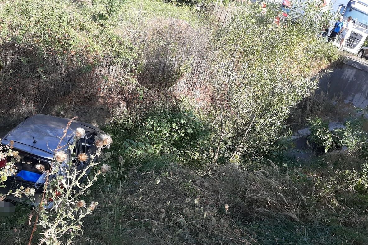 Au zburat cu mașina într-un canal pe DN 7! Soţii sloveni, au ajuns la spital