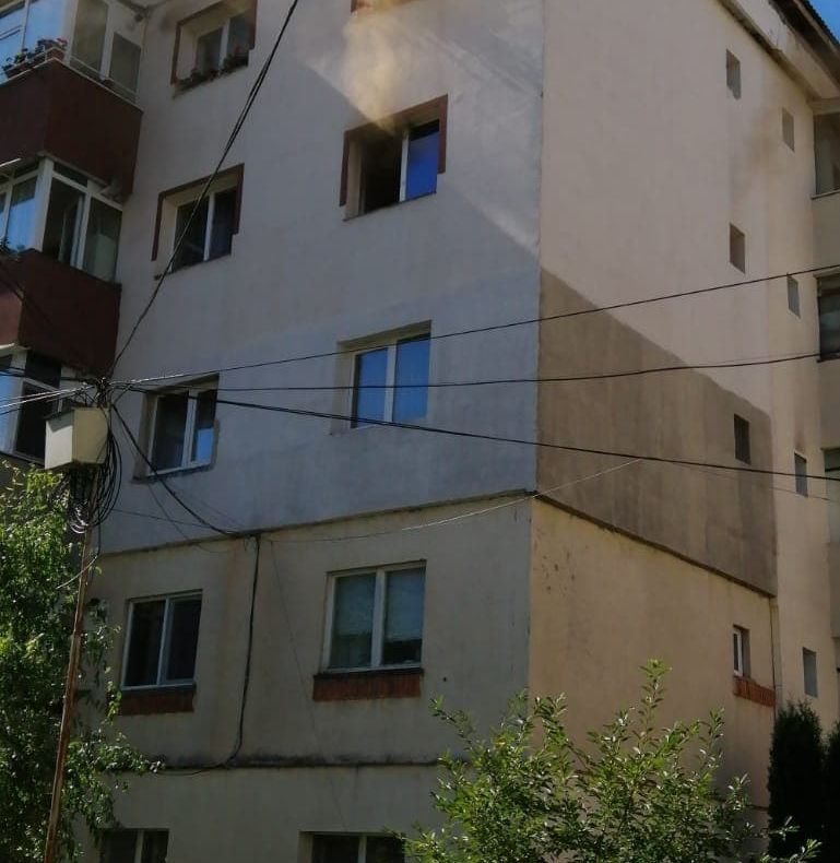 Casă distrusă la înmormântare, de la o lumânare uitată!