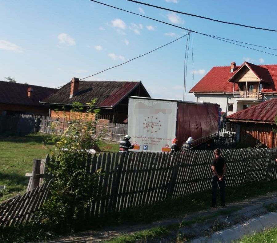 Cu ochii după cafea, a intrat cu TIR-ul în curtea unei gospodării
