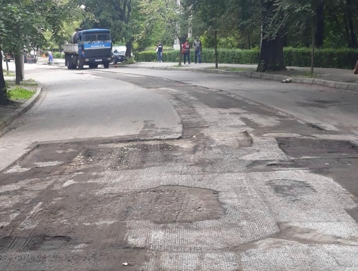 Lucrări de reparații, pe timp de noapte, pe o stradă din Pitești