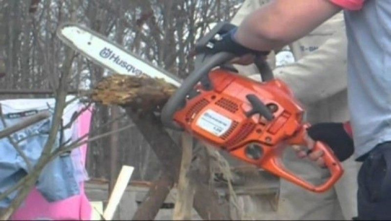 În stare gravă după ce s-a tăiat cu drujba. Bărbatul a fost operat