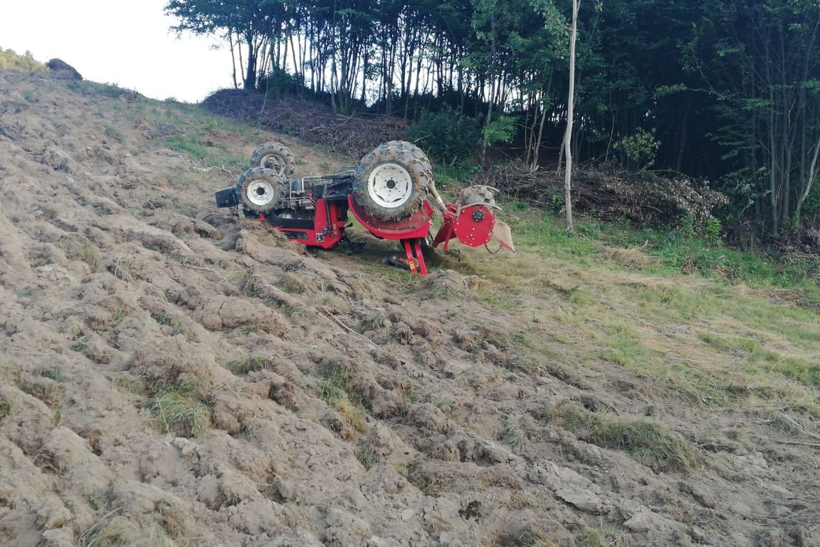 Bărbat transportat la spital după ce a fost prins sub un tractor răsturnat