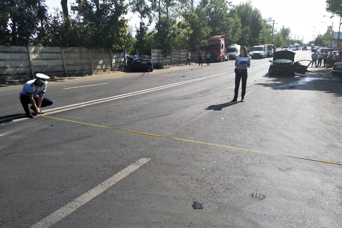 Accident între două autoturisme, la Pitești! Șoferii, transportați la spital