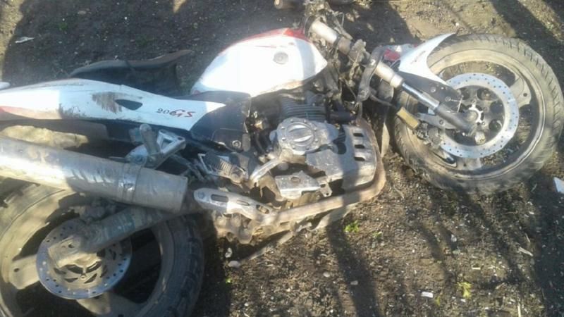 Motociclist în stare critică după ce a izbit un gard şi s-a lovit la cap