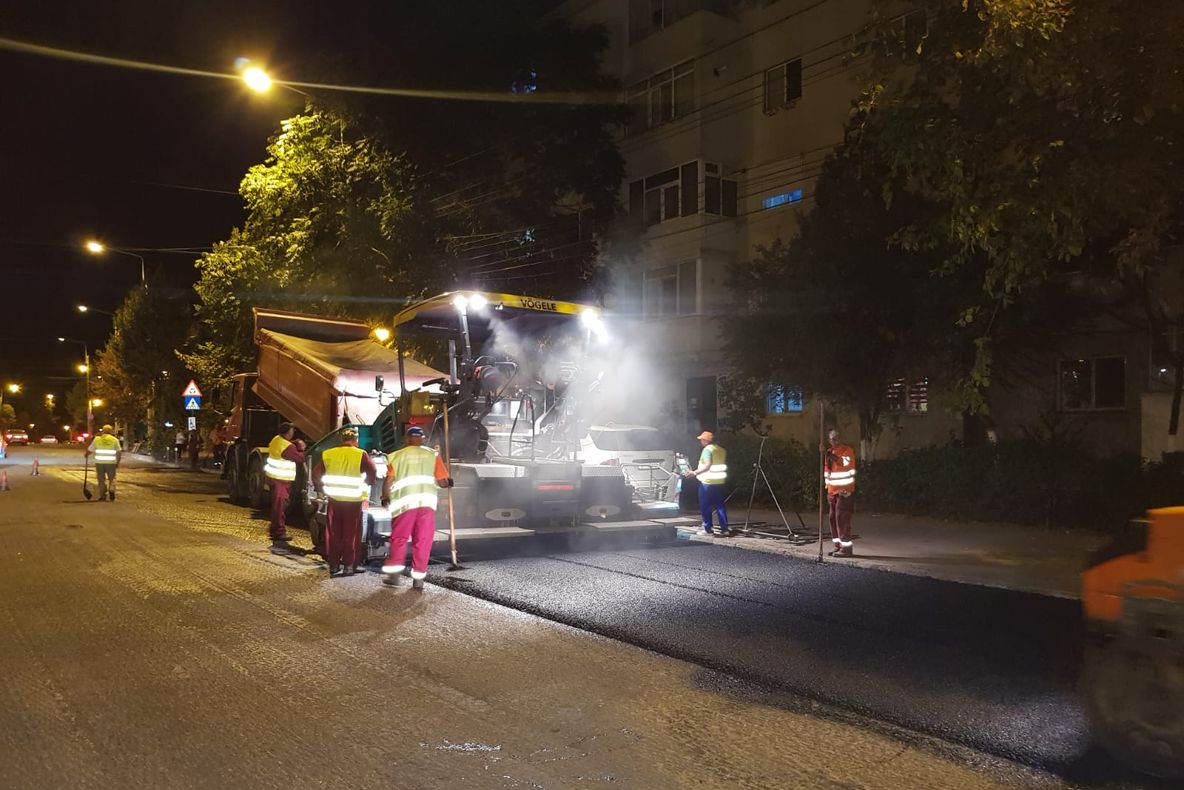 Se fac lucrări de asfaltare noaptea, pe străzi din Piteşti!