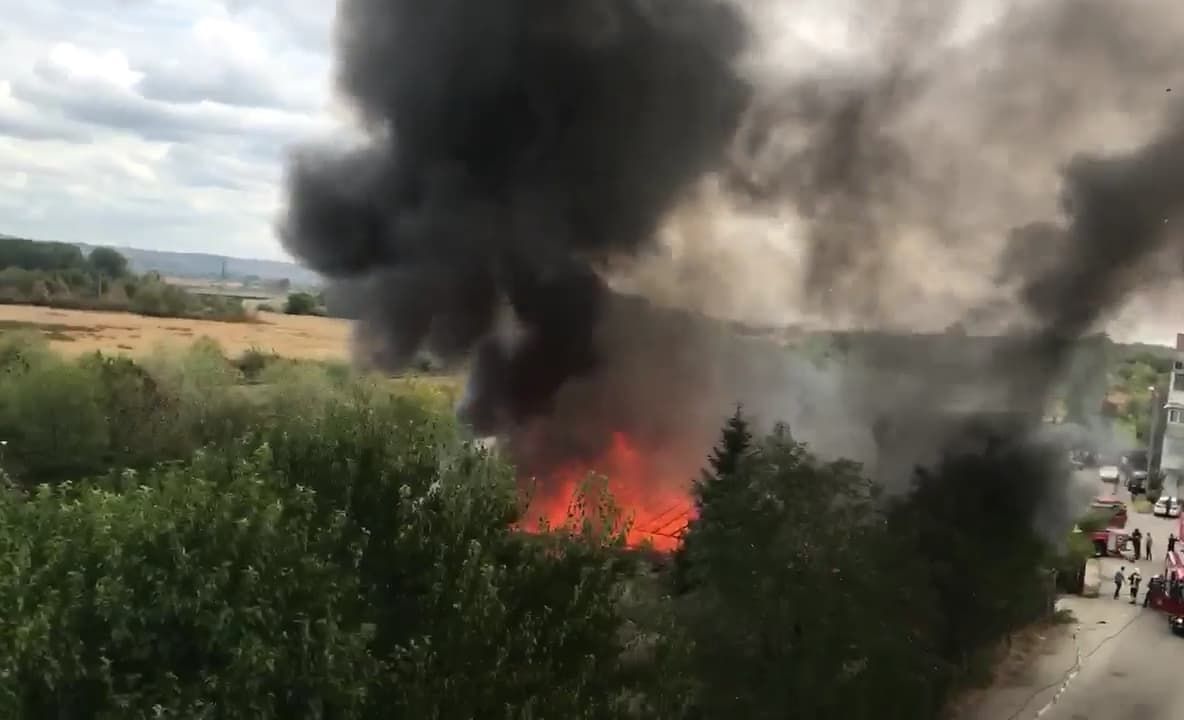 Video-Incendiu o fabrică de mobilă în Piteşti, acum!