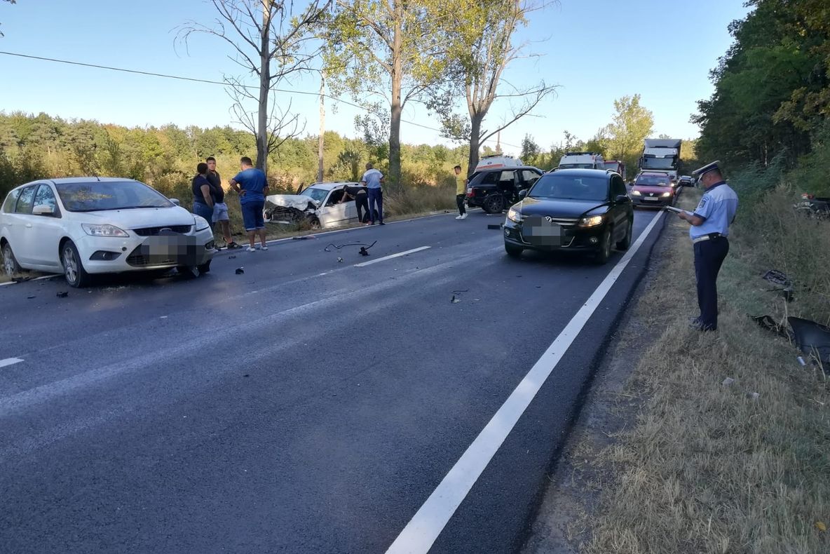 Carambol cu patru mașini, pe DN 7. O persoană transportată la spital