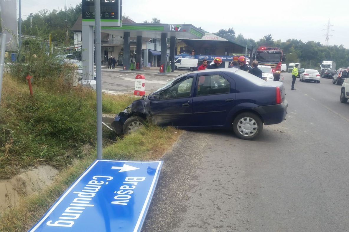 A intrat cu mașina într-un șanț, la Stâlpeni