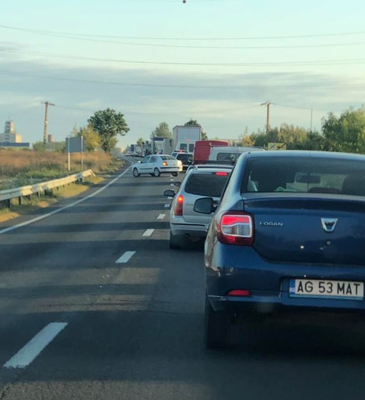 Femeie lovită de TIR după ce a coborât dintr-o maşină