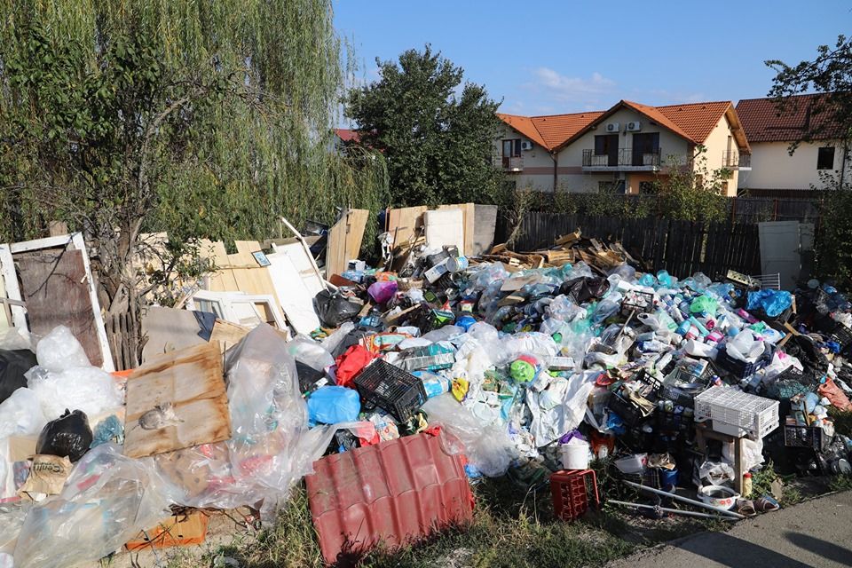 Tone de gunoaie au fost strânse și apoi lăsate pe stradă de o familie din Pitești
