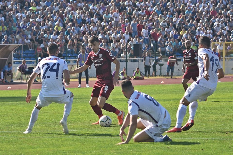 Incidente la meciul dintre FC Argeș și Rapid! Suporteri amendați