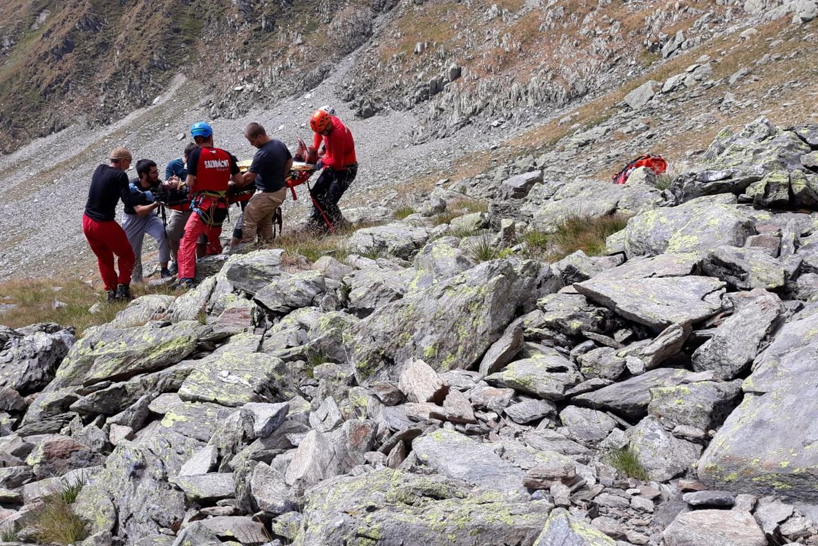 Video! Tânăr preluat cu elicopterul SMURD după ce a căzut de pe o potecă în Munții Făgăraș
