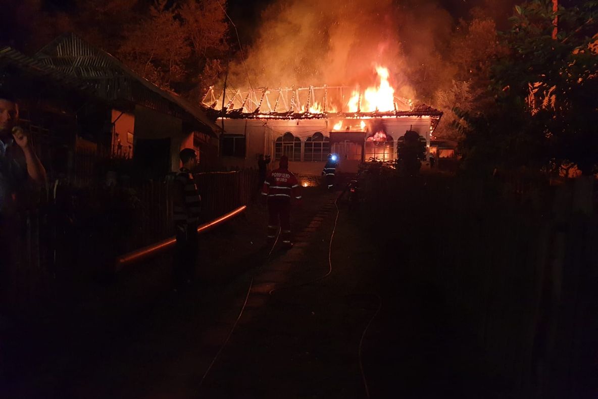 Noaptea incendiilor în Argeș. Casă în flăcări la Lerești
